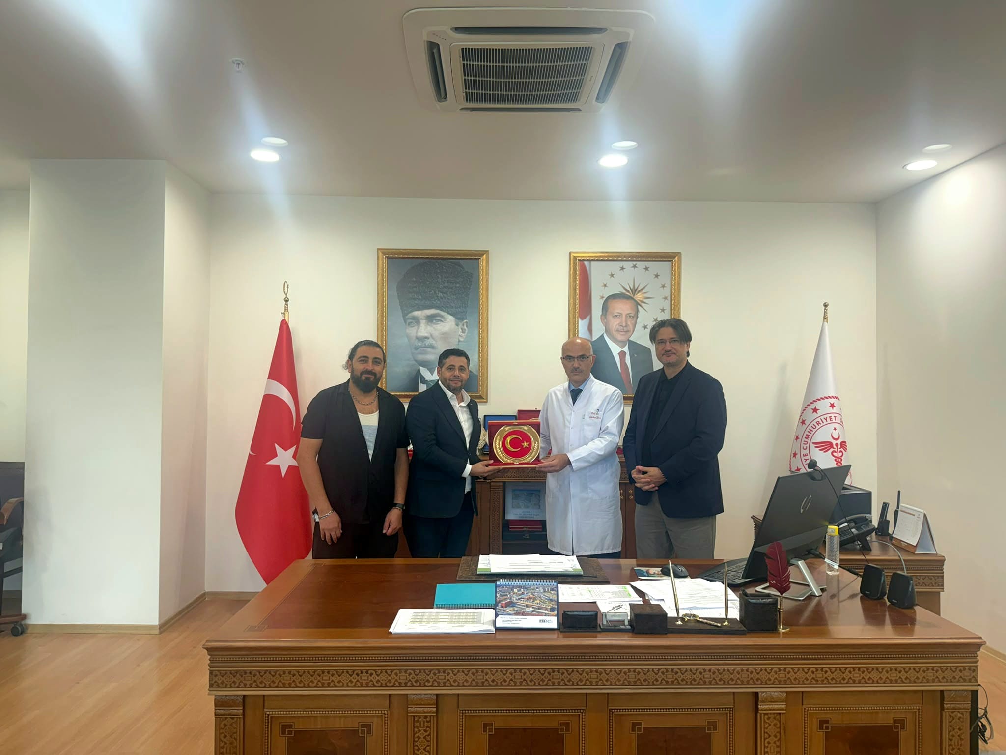 Göztepe Süleyman Yalçın haberi için temsili görsel: bağımsız Medya Gazeteciler heyeti Prof. Dr. Gürhan Baş ile plaket takdiminde