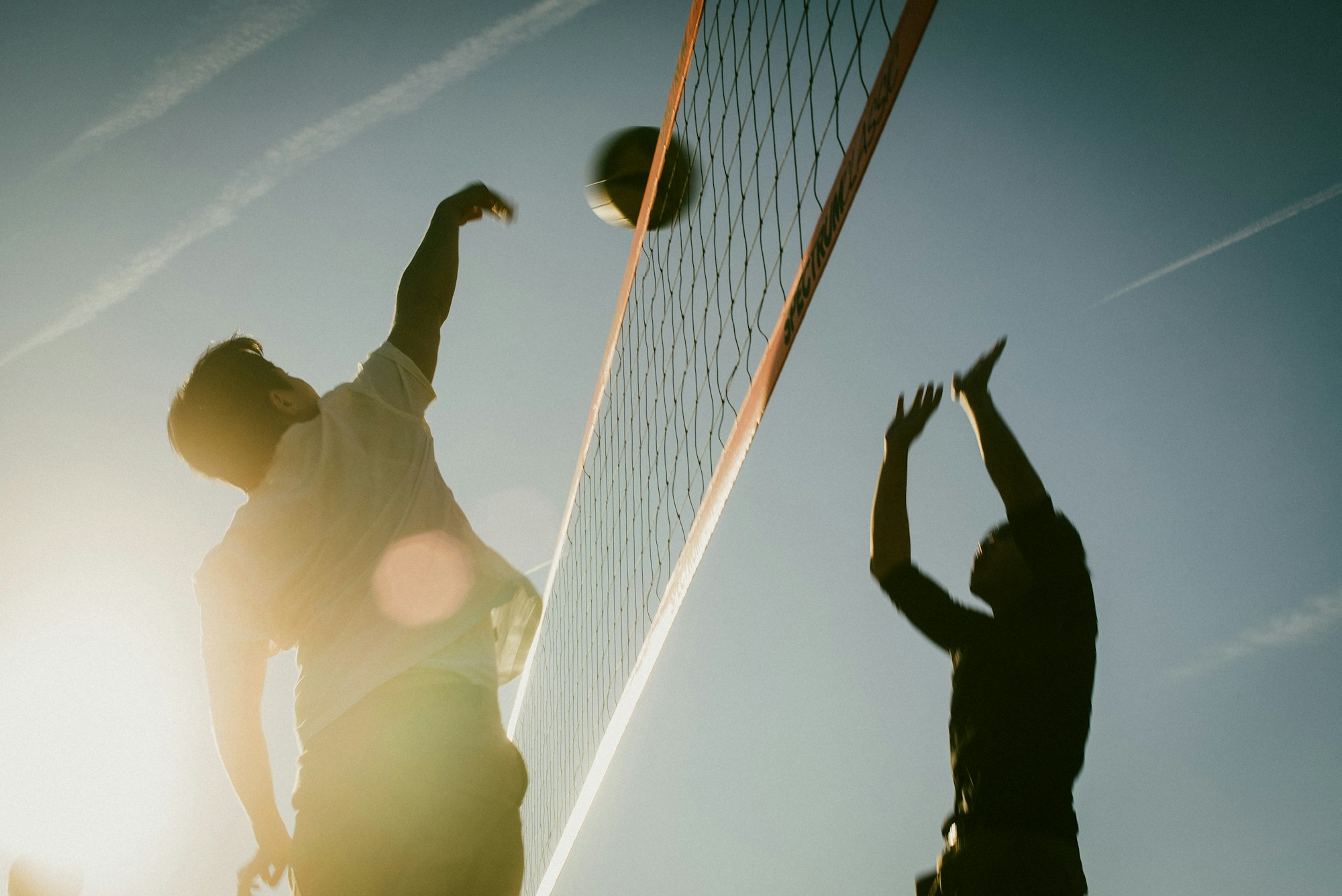 Voleybol filesi önünde oyuncular