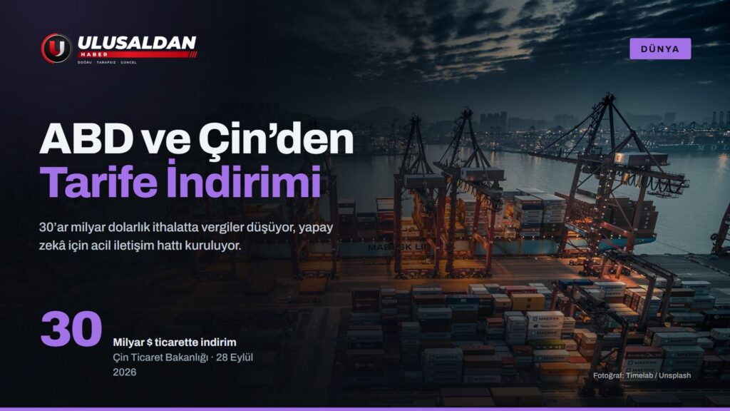 Gece ışıklandırılmış konteyner limanı ve vinçler