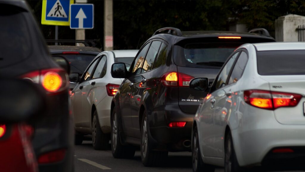 Motorlu kara taşıtları haberi için temsili görsel: gündüz trafikte ilerleyen araçlar (motorlu taşıt istatistikleri haberi, temsili görsel)