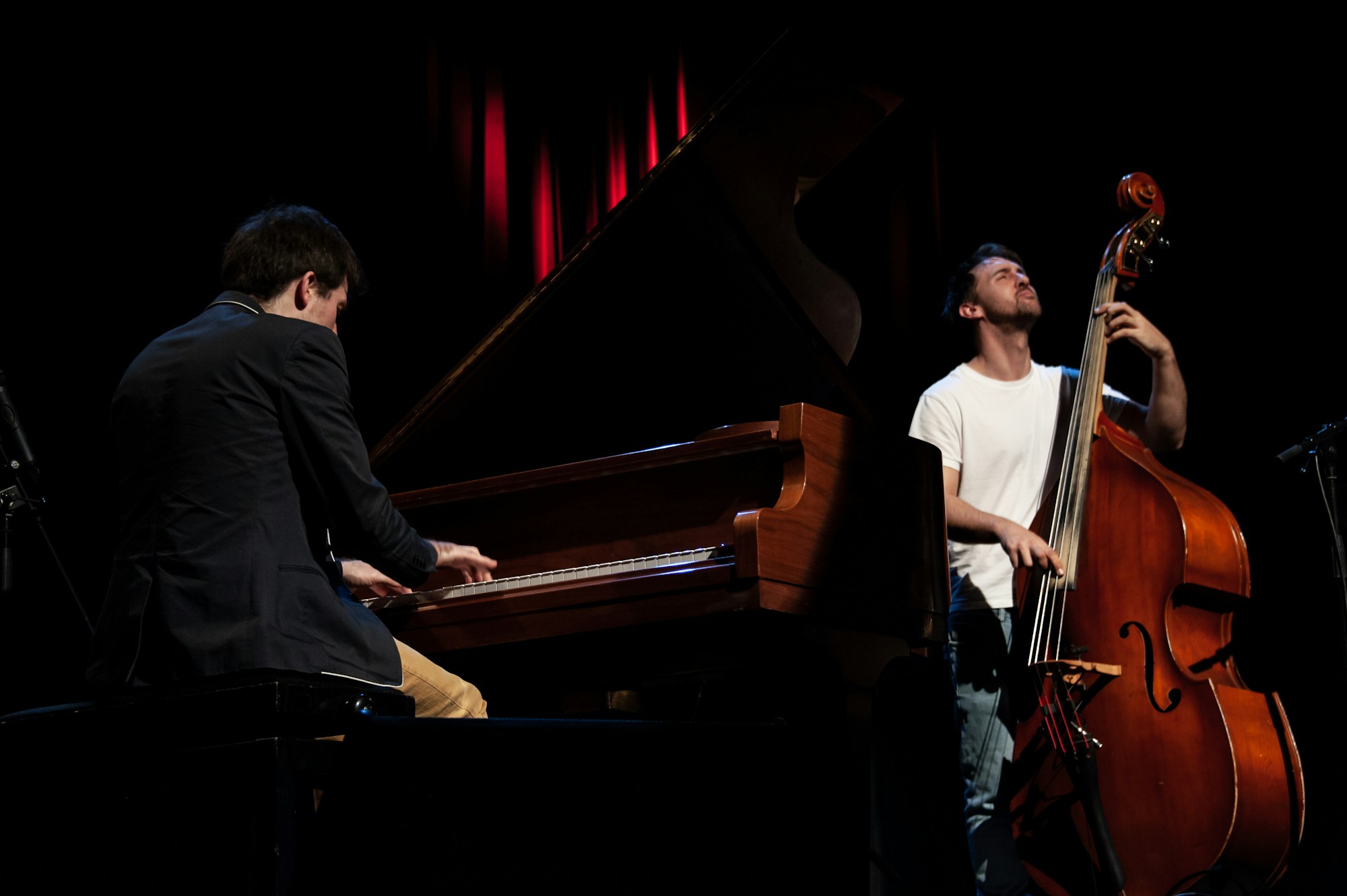 Akbank Caz Festivali’ndeki konserlere benzer biçimde sahnede piyano ve kontrbas çalan müzisyenler