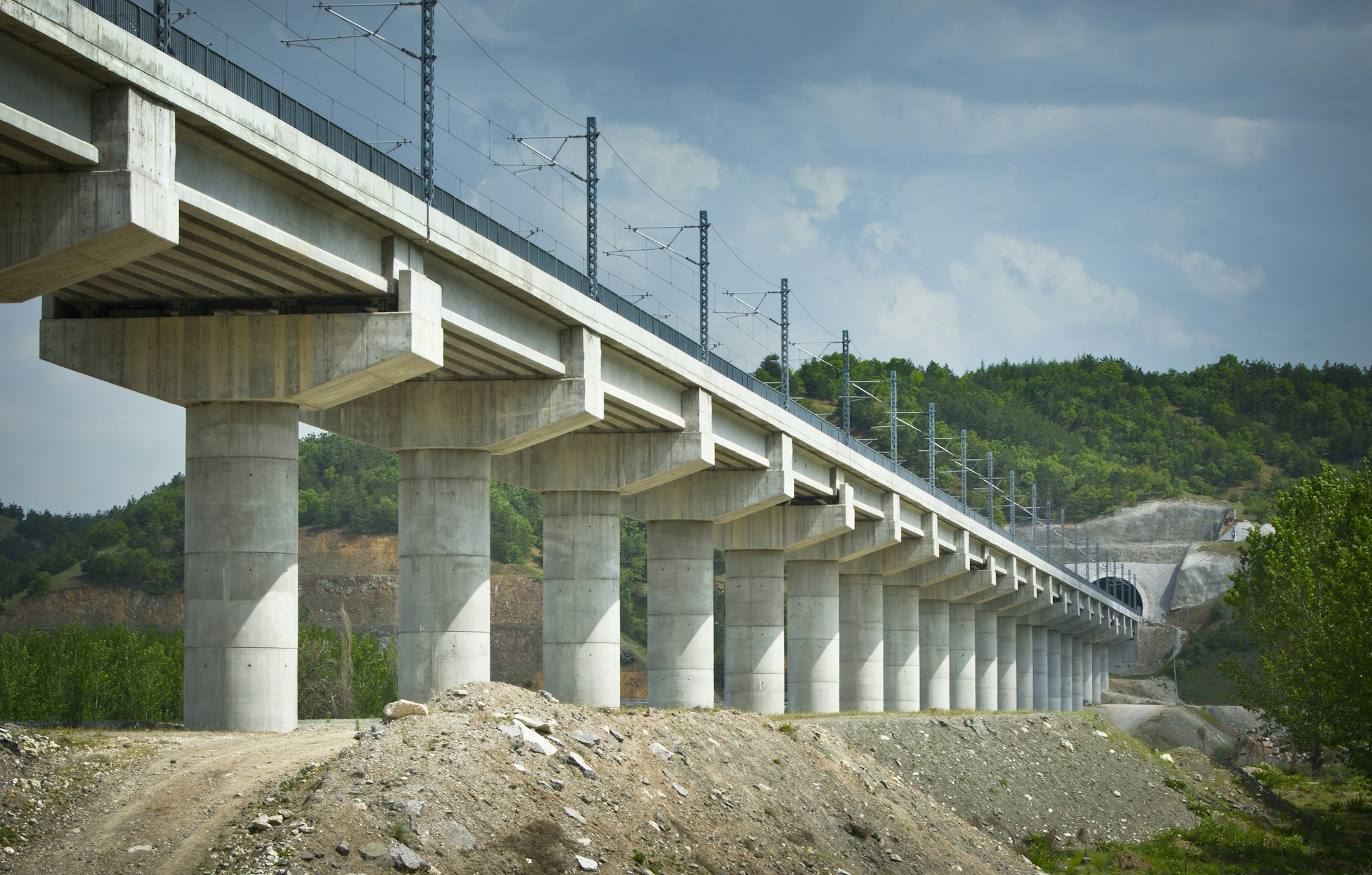 Bir dağ yolu tünelinin içi