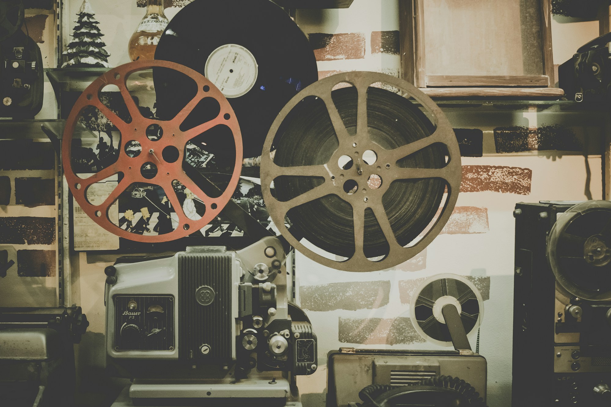 Altın Portakal kısa film gösterimlerini çağrıştıran eski bir film projektörü