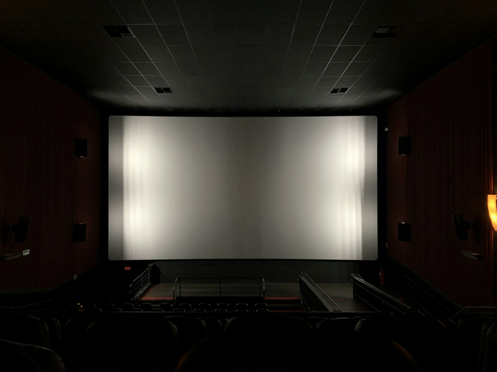 Karanlık bir sinema salonunda perde