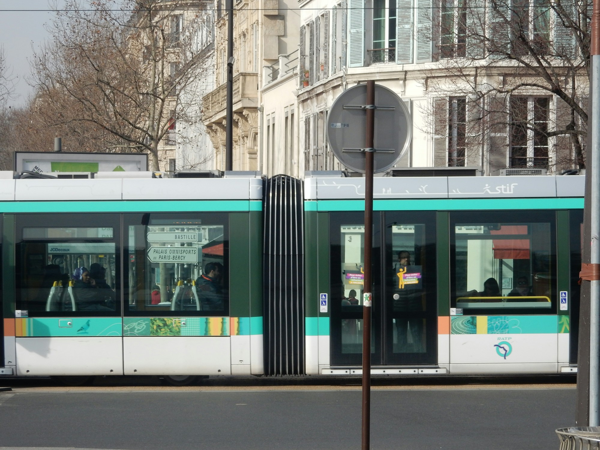 Şehir merkezinde bir tramvay istasyonu