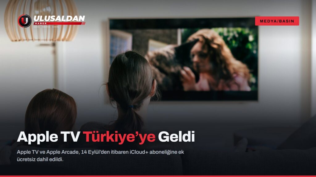 Bir kanepede televizyon izleyen iki kişi, arkadan görünüm (Apple TV Türkiye haberi, temsili görsel)