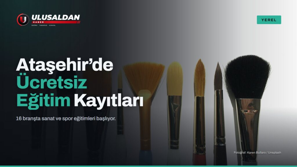 Renkli fırçalar ve boya malzemeleri yakın çekim