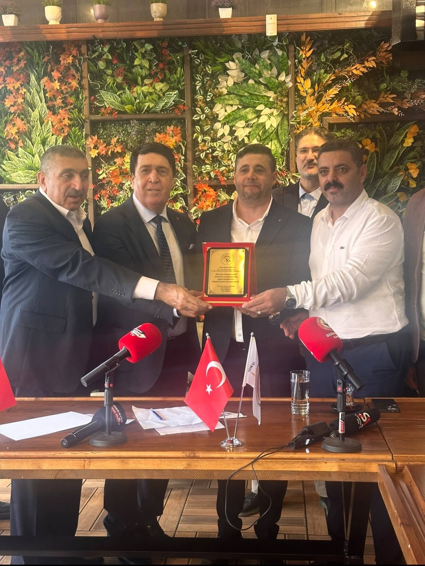 Aydın Özgün’e plaket takdiminden bir başka kare