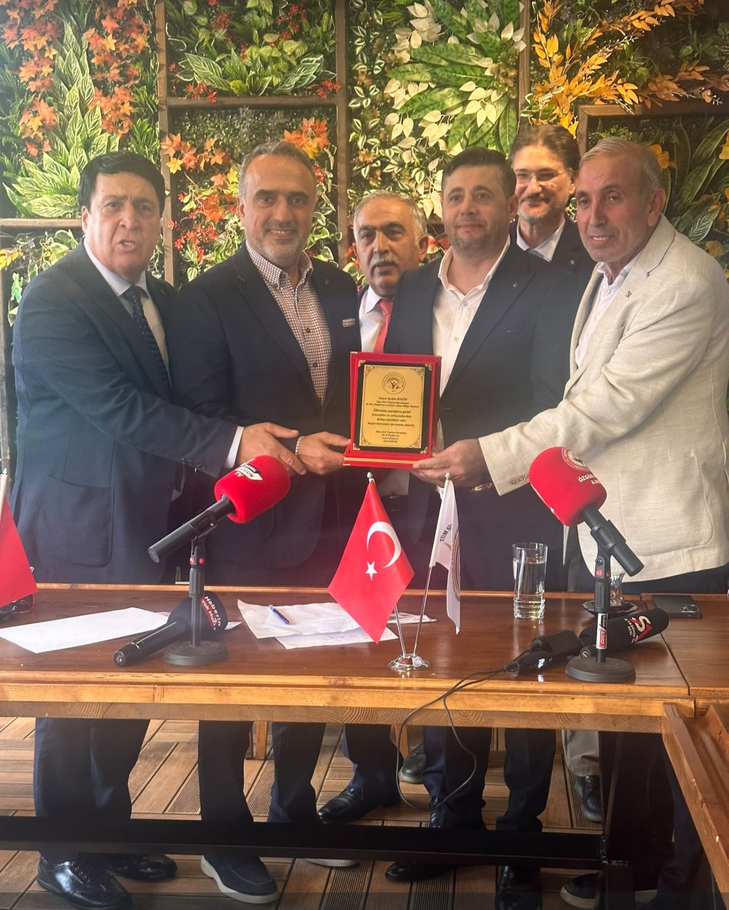 Aydın Özgün’e platform yöneticileri tarafından plaket takdimi