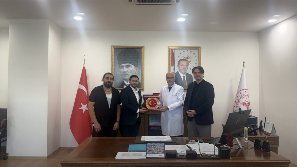 Göztepe Süleyman Yalçın haberi için temsili görsel: bağımsız Medya Gazeteciler heyeti Prof. Dr. Gürhan Baş ile plaket takdiminde