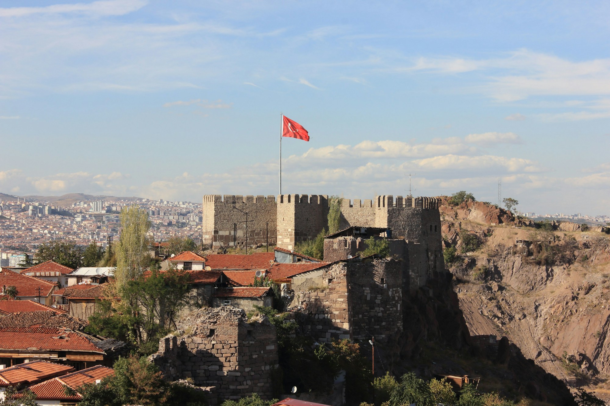 Ankara Kalesi ve burçta dalgalanan Türk bayrağı
