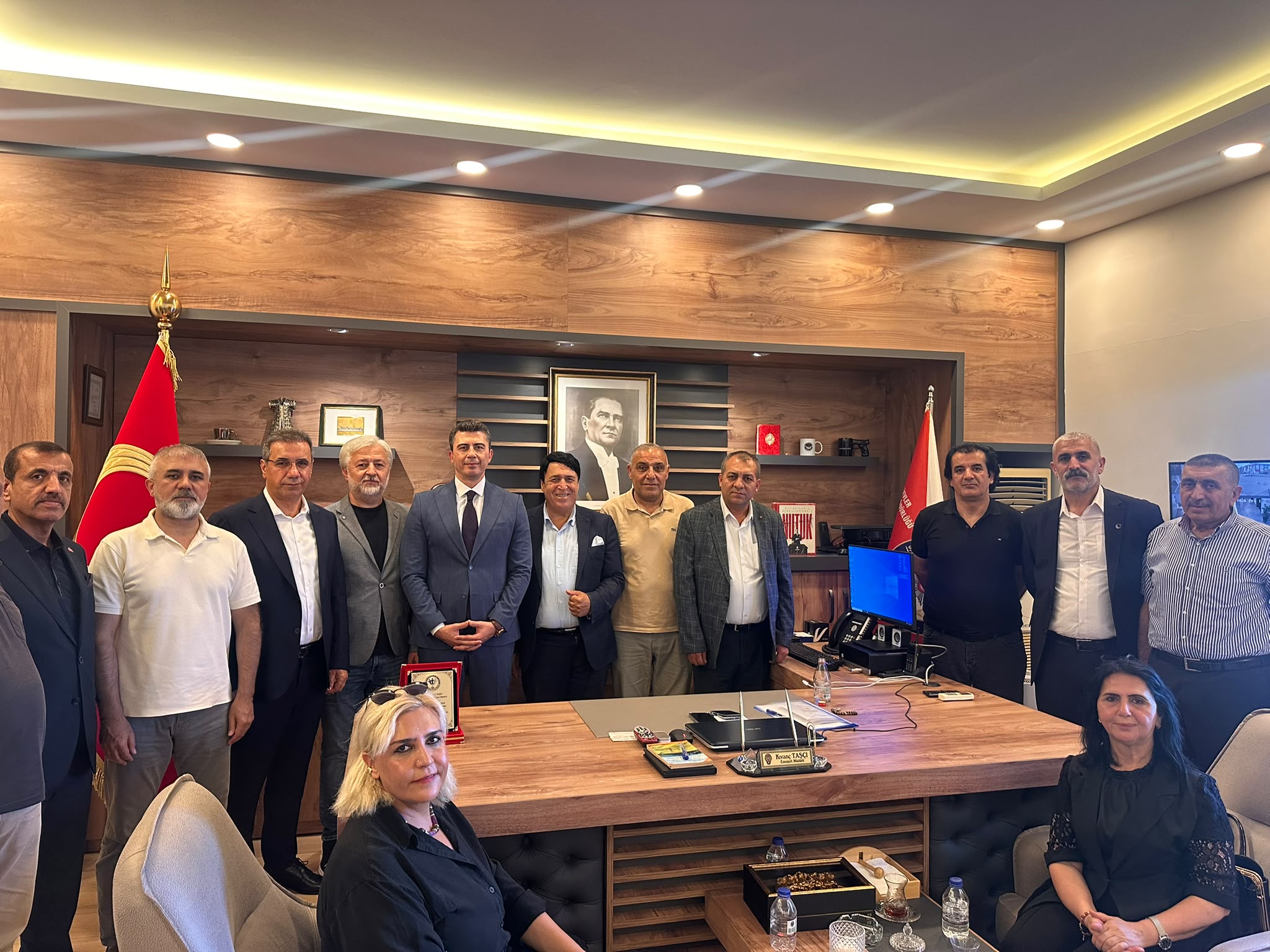 Doğu ve Güneydoğu Kültür Sanat Derneği heyeti, Kıvanç Taşçı ile makamında toplu fotoğraf