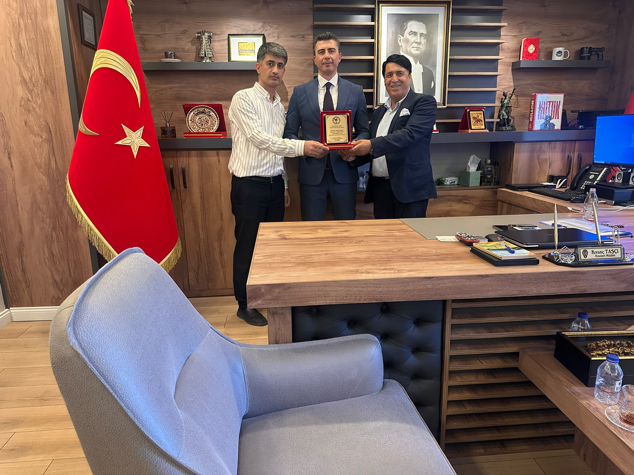 Doğu ve Güneydoğu Kültür Sanat Derneği’nden Kıvanç Taşçı’ya plaket takdimi