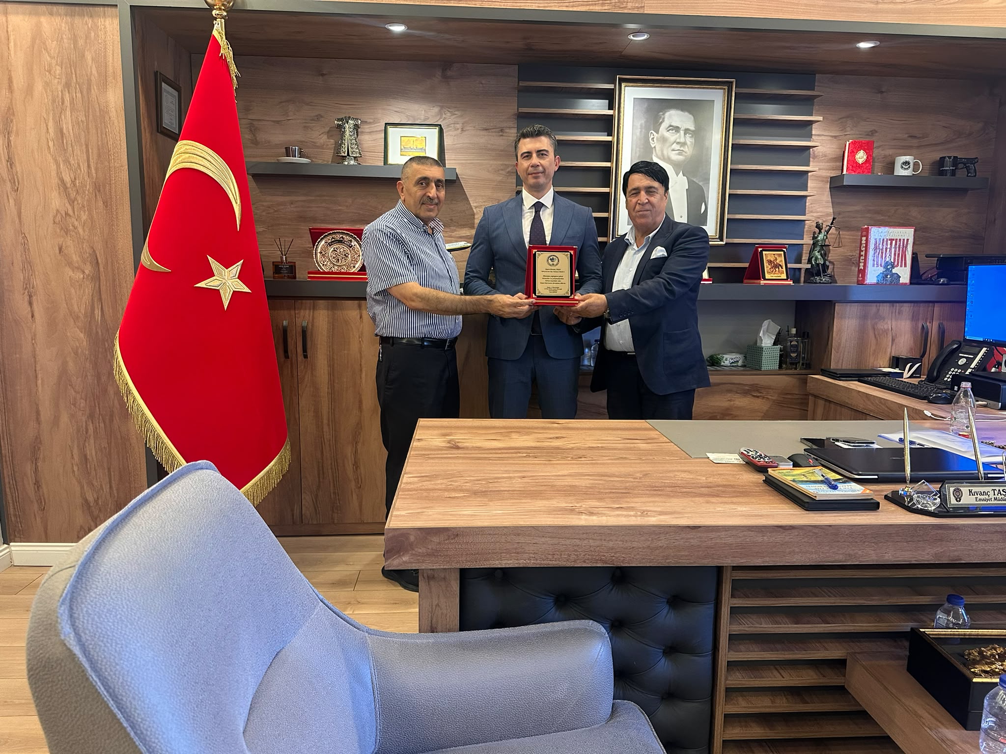 Kıvanç Taşçı haberi için temsili görsel: plaket takdimi anından bir diğer kare