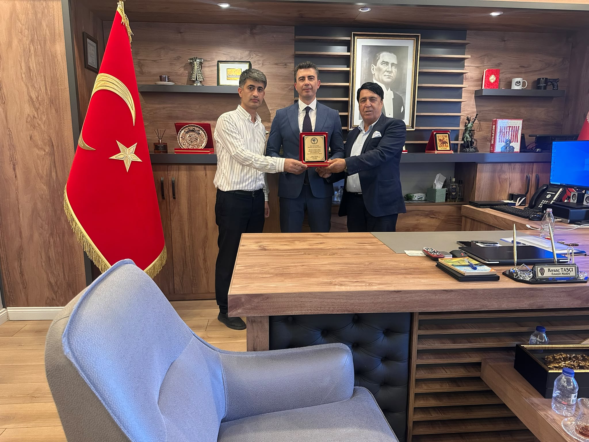 Kıvanç Taşçı haberi için temsili görsel: plaket takdim töreninden bir başka an