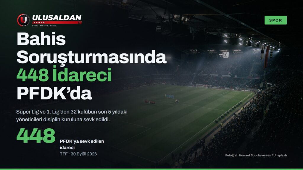 Işıklandırılmış bir futbol stadyumu gece