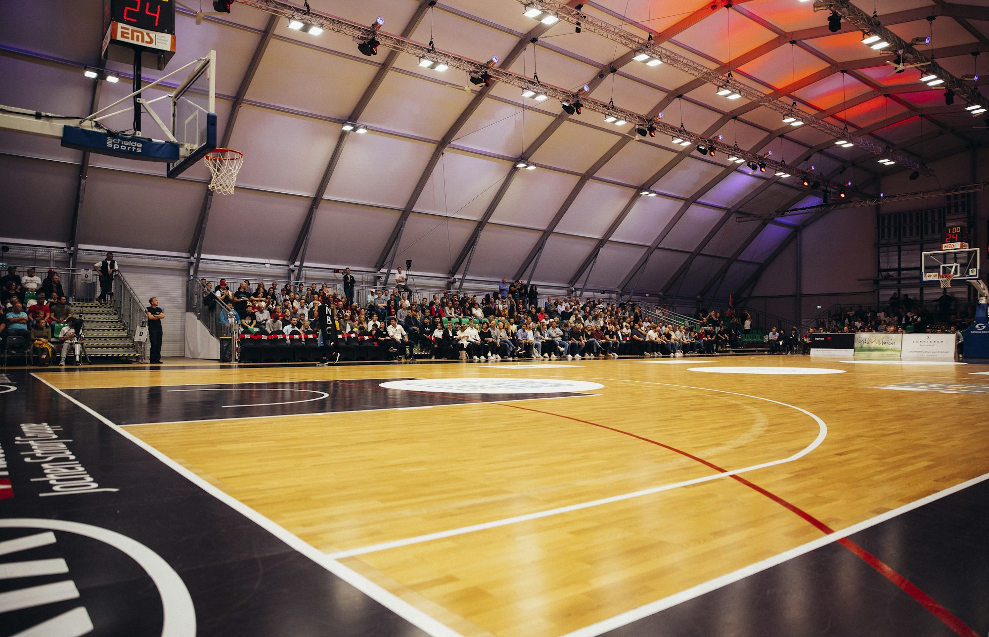 Kapalı salonda parke basketbol sahası