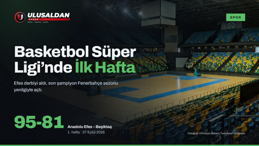 Seyircisiz bir kapalı basketbol salonu ve parke saha