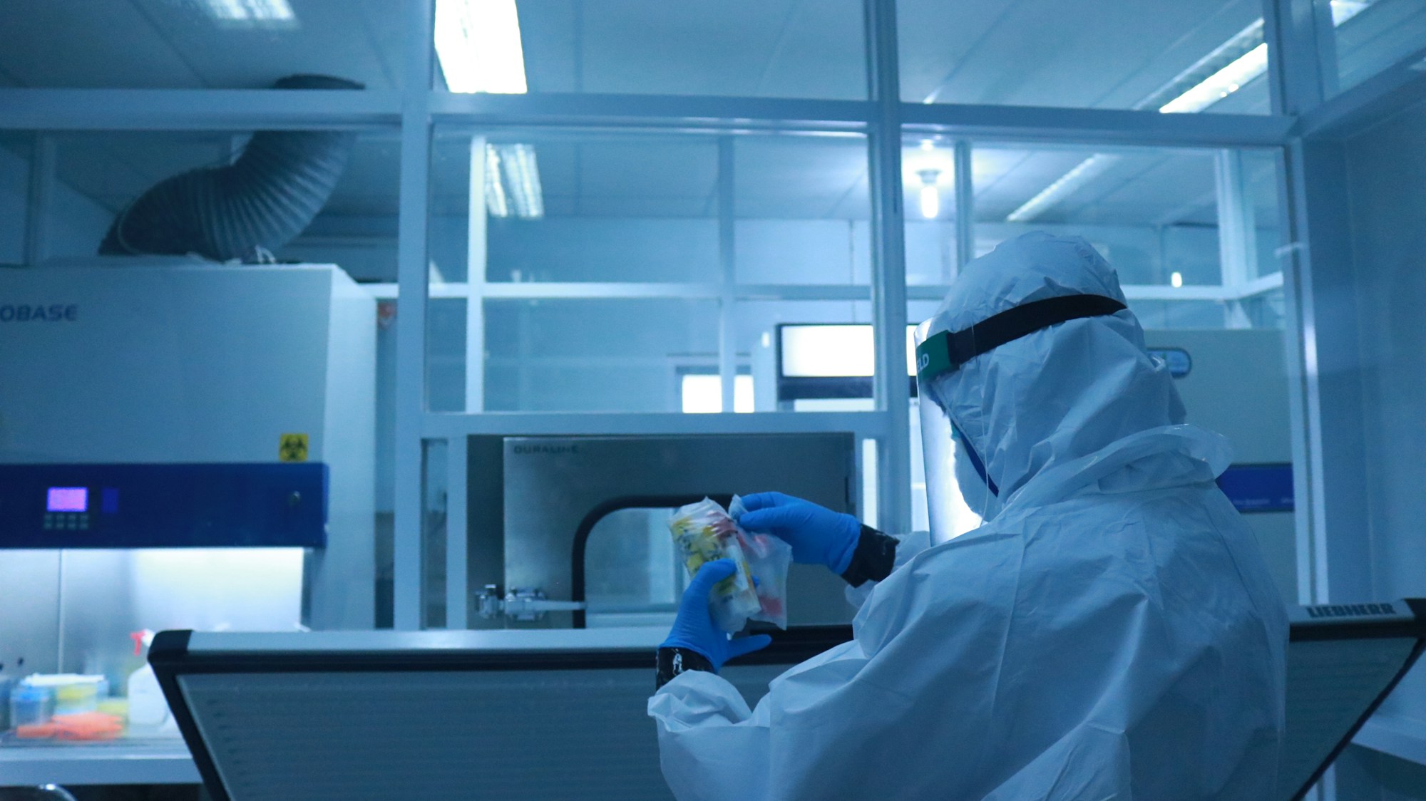 Pandemiye hazırlık haberi için temsili görsel: koruyucu giysili bir laboratuvar çalışanı