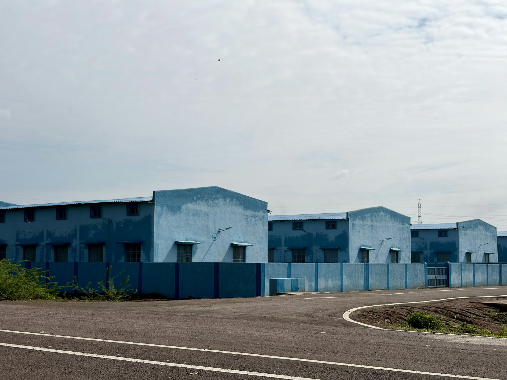 Bir sanayi bölgesindeki fabrika binaları