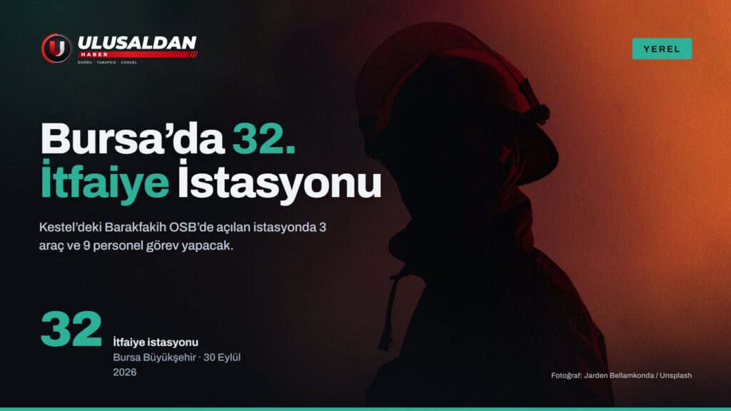 Duman içinde siluet halinde bir itfaiyeci