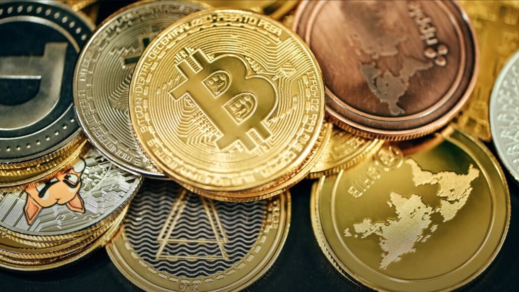 CLARITY Act haberi için temsili görsel: altın ve gümüş renkli bitcoin madeni paraların yığını (kripto para haberi, temsili görsel)