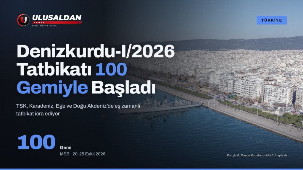 Denizkurdu tatbikatı kapsamında denizde seyir yapan bir savaş gemisi