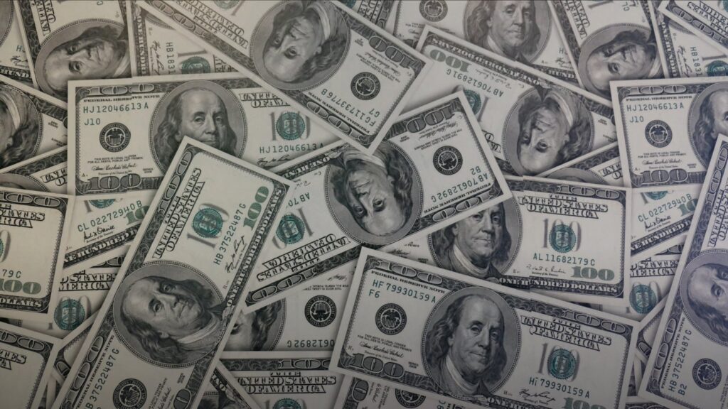 Dolar kuru tarihi zirve haberi için temsili görsel: yakın çekimde dolar banknotları (dolar kuru haberi, temsili görsel)