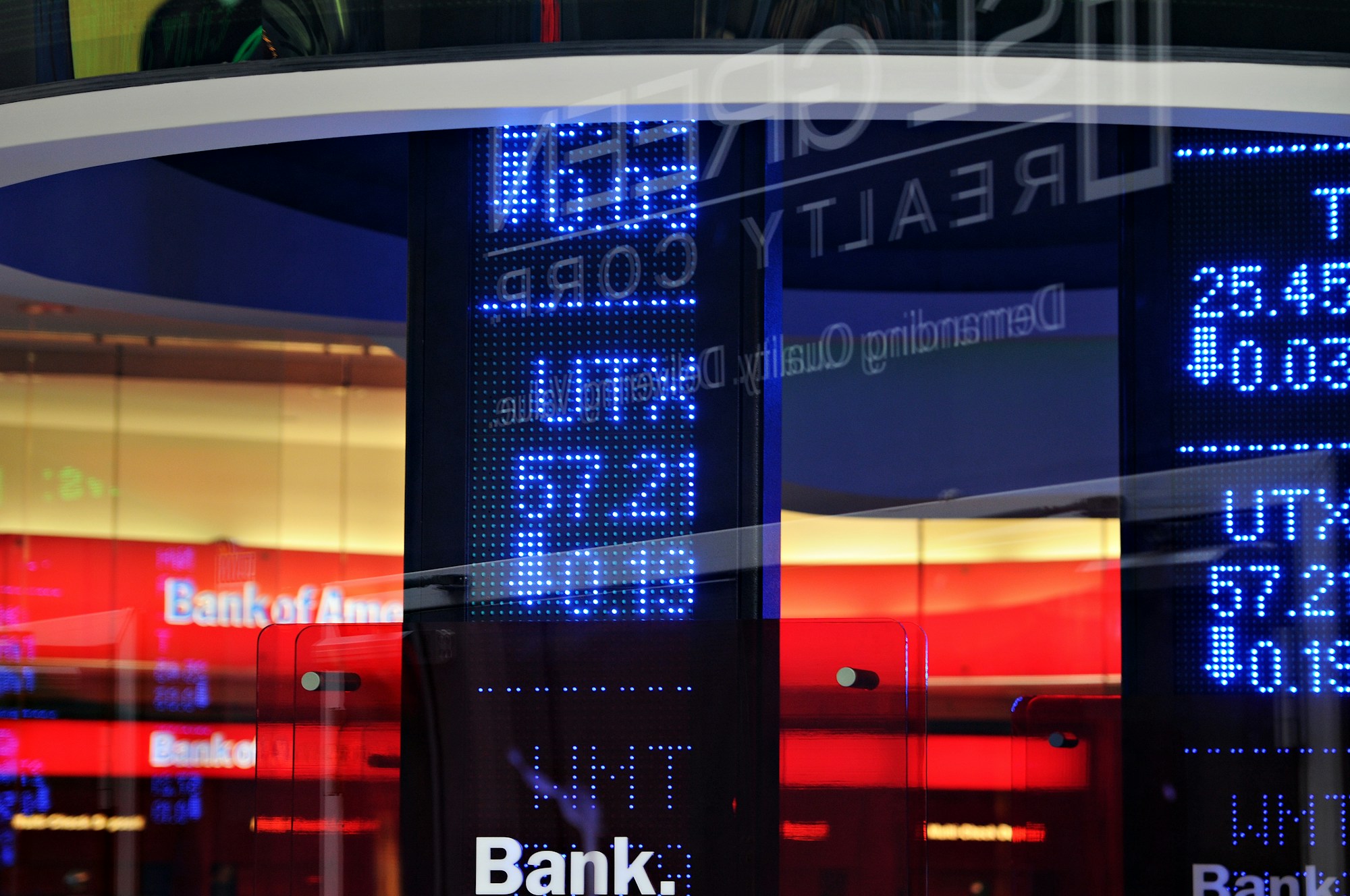 Dolar kuru tarihi zirve haberi için temsili görsel: bir bina önündeki döviz bürosu tabelası (dolar kuru, gövde görseli)