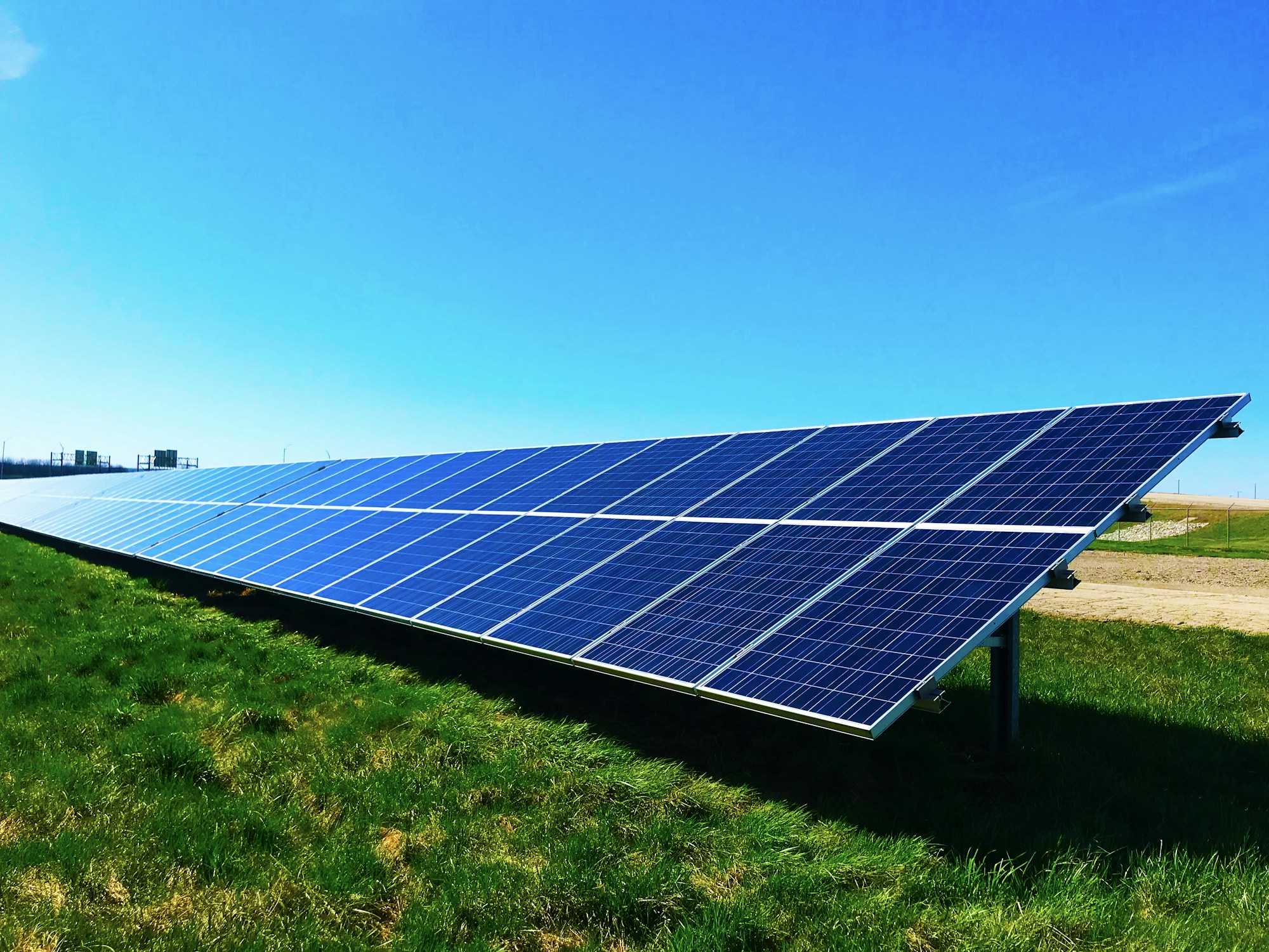 Cop31 antalya haberi için temsili görsel: güneş enerjisi panelleri tarlası