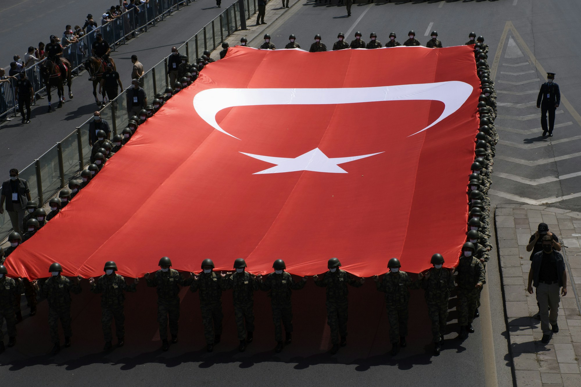 Erken seçim haberi için temsili görsel: büyük bir Türk bayrağı