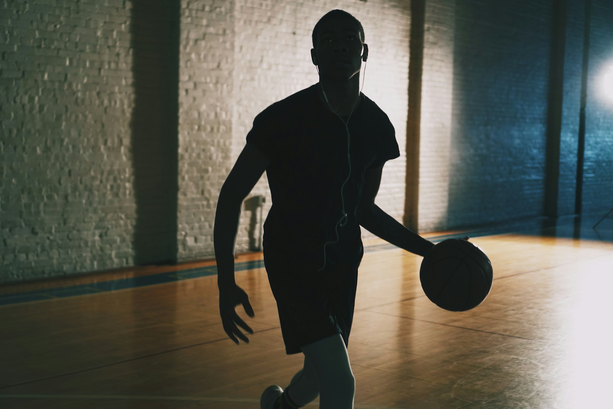 Basketbol sahasında hareket halinde bir oyuncu