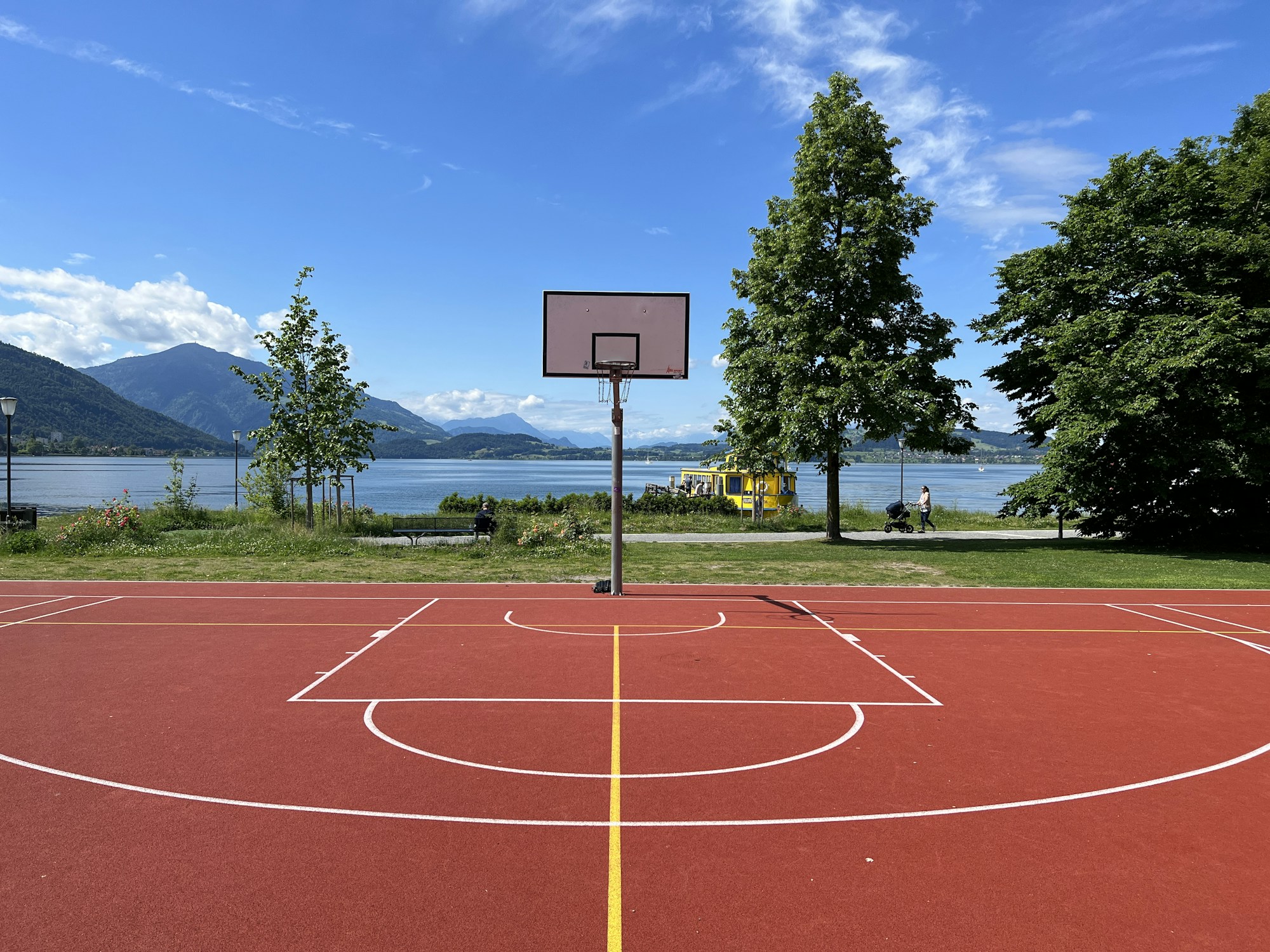 Cumhurbaşkanlığı Kupası basketbol — Yukarıdan görünen kırmızı bir basketbol sahası