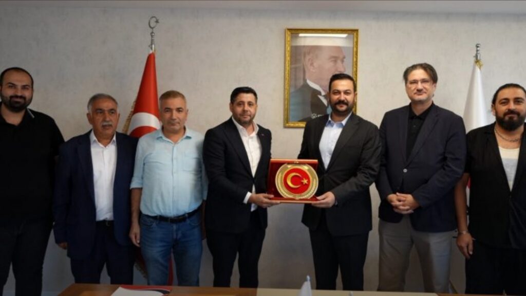 Gazeteciler lokali haberi için temsili görsel: bağımsız Medya Gazeteciler heyeti Murat Güneş ile plaket takdiminde