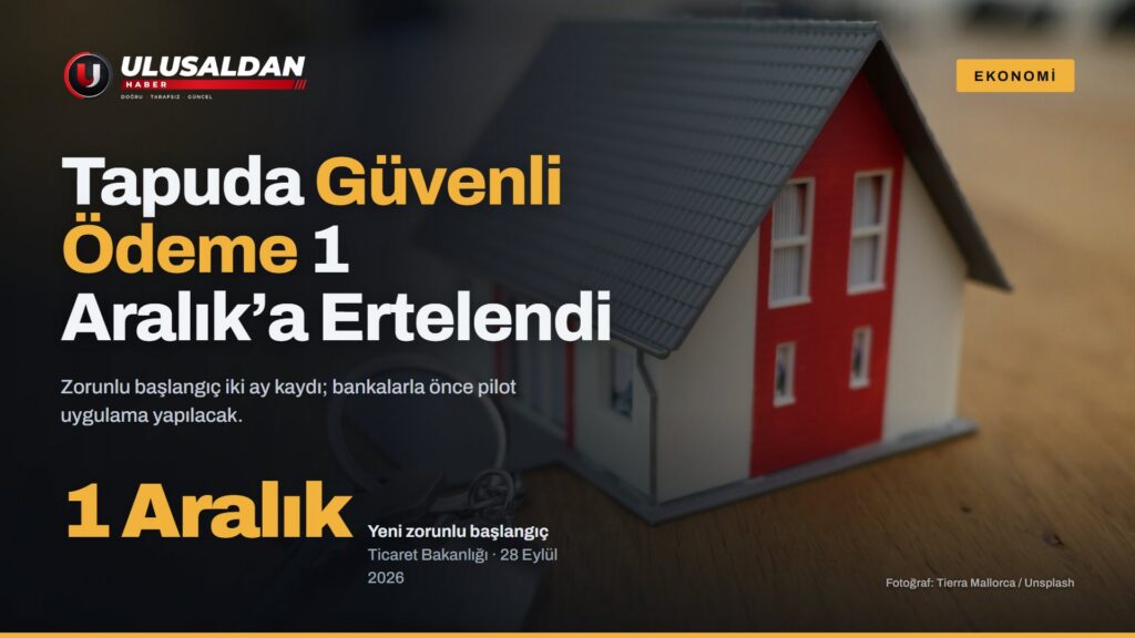 Ahşap masa üzerinde maket ev ve anahtarlar