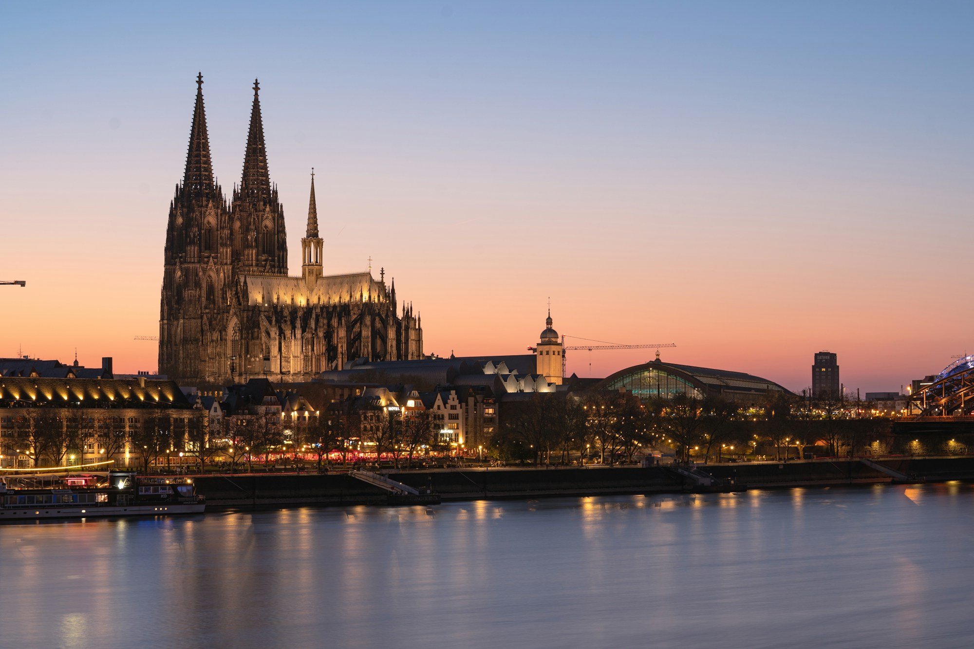 Hendrik Wüst’ün yönettiği Kuzey Ren-Vestfalya’nın Köln kentinde gün batımında Köln Katedrali