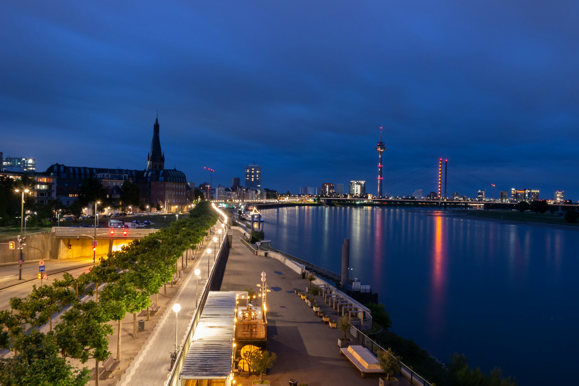 Gece ışıkları altında Düsseldorf ve Ren Nehri kıyısı