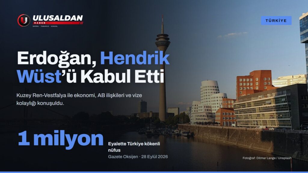 Düsseldorf’ta Ren Nehri kıyısında Rheinturm kulesi