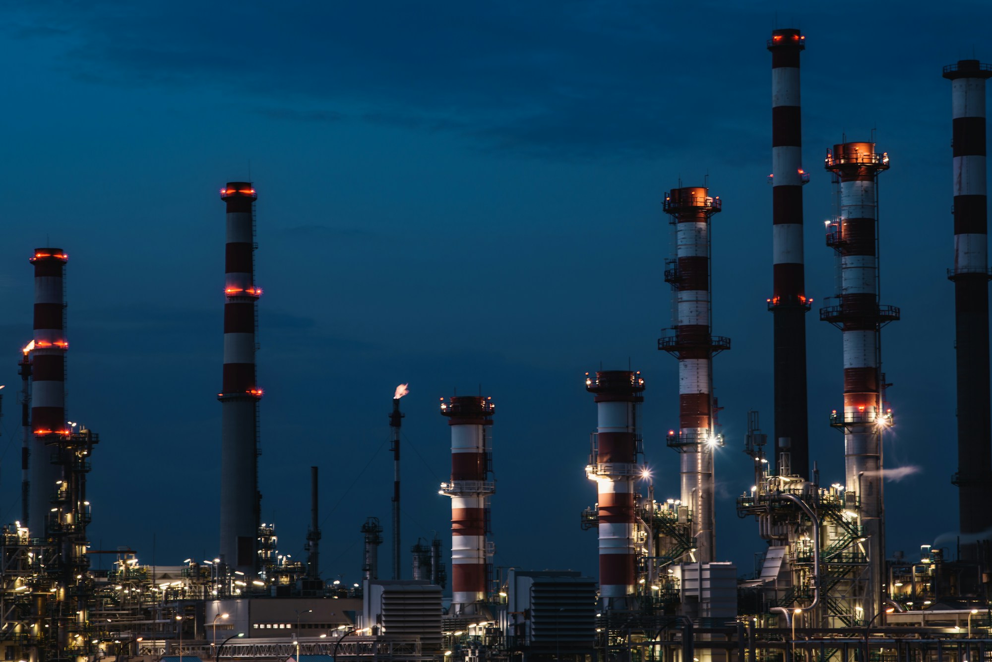Gece ışıkları altında bir petrol rafinerisi