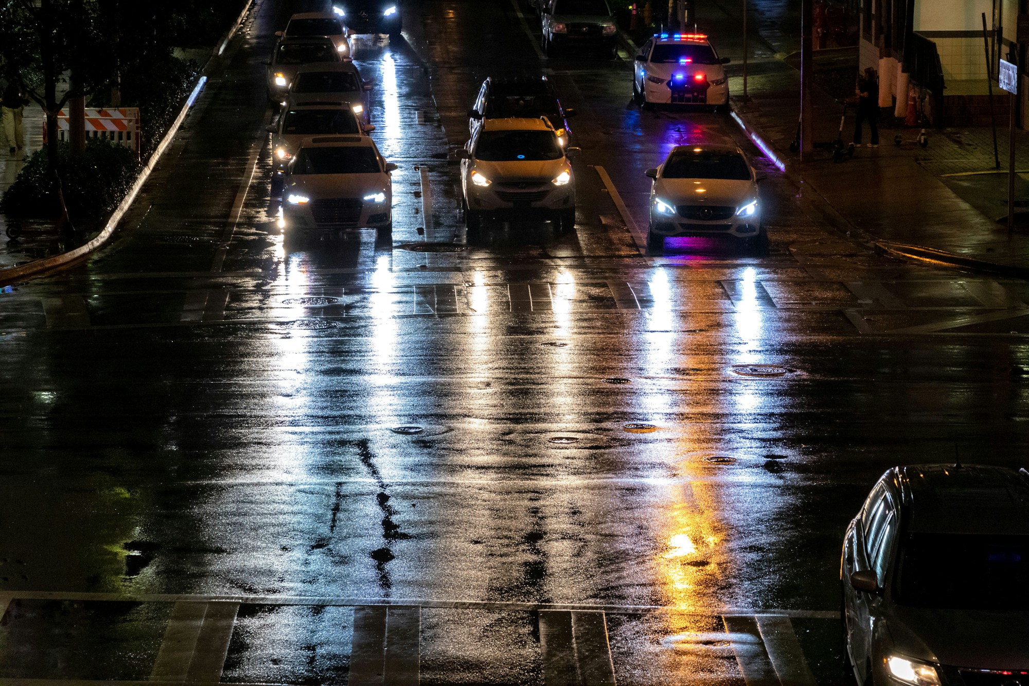 Organize suç operasyonu haberi için temsili görsel: yerlikaya haberi için temsili görsel: gece şehirde trafikli bir sokak