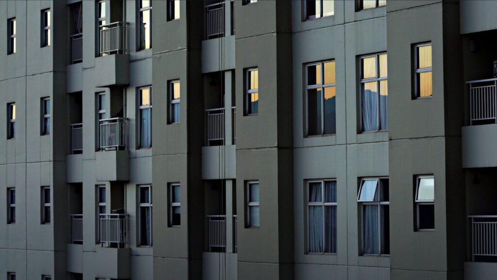 Çok pencereli modern bir apartman binasının cephesi (İstanbul kira fiyatları haberi, temsili görsel)
