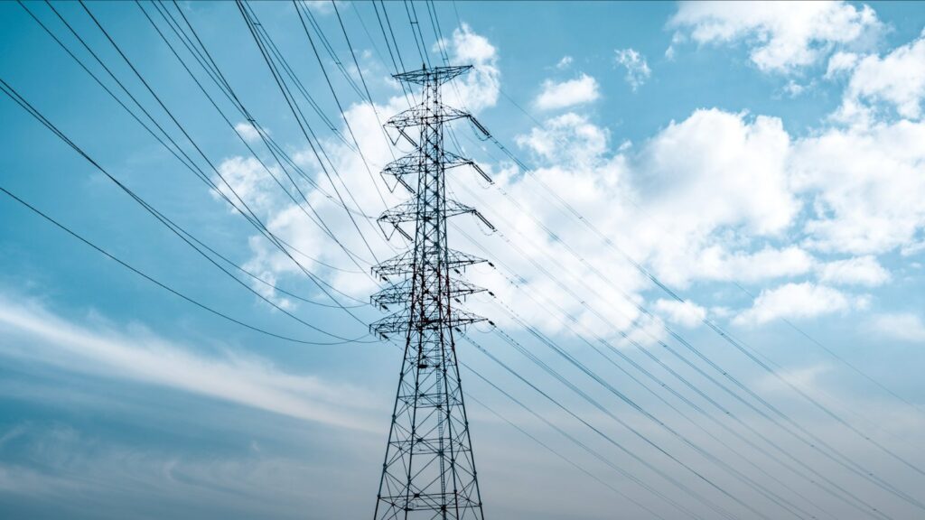 BEDAŞ — Mavi gökyüzü altında elektrik direği
