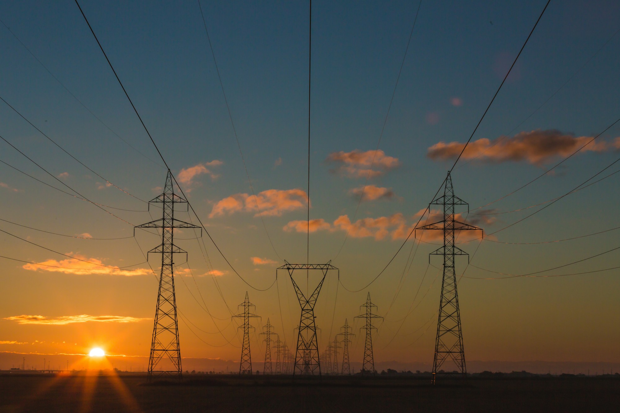 BEDA haberi için temsili görsel: mavi gökyüzü altında elektrik direği
