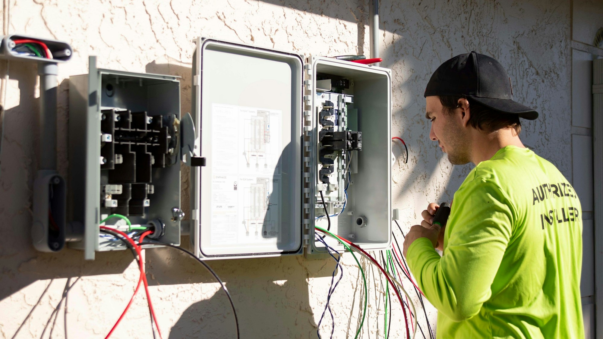 İzmir elektrik kesintisi — Gün batımında elektrik direkleri