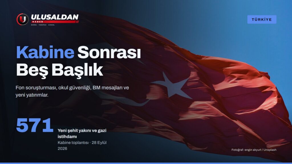 Mavi gökyüzünde dalgalanan Türk bayrağı