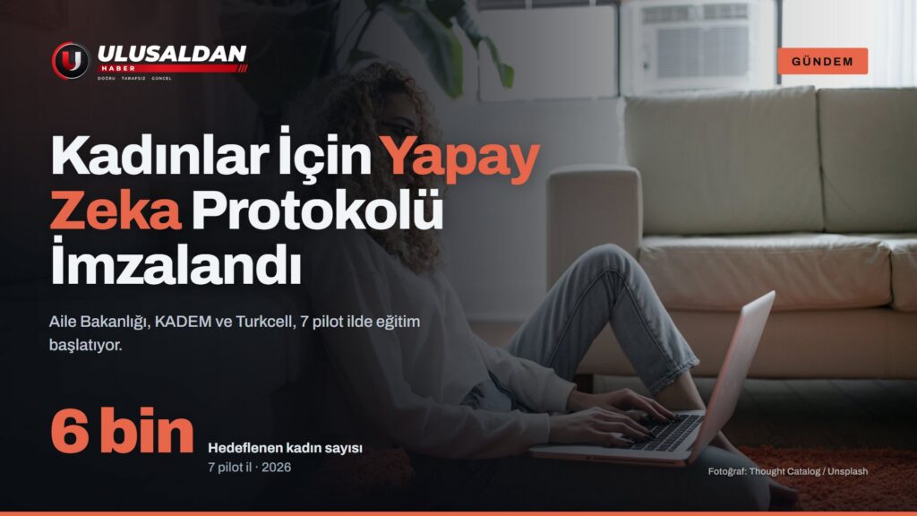 Kanepeye yaslanıp dizüstü bilgisayar kullanan bir kadın (kadınlar için yapay zeka haberi, temsili görsel)