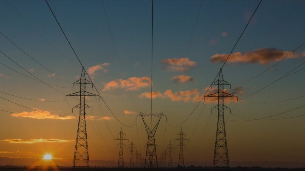Konya enerji nakil hattı kamulaştırma haberi için temsili görsel: gün batımında elektrik nakil hatları (Konya kamulaştırma haberi, temsili görsel)