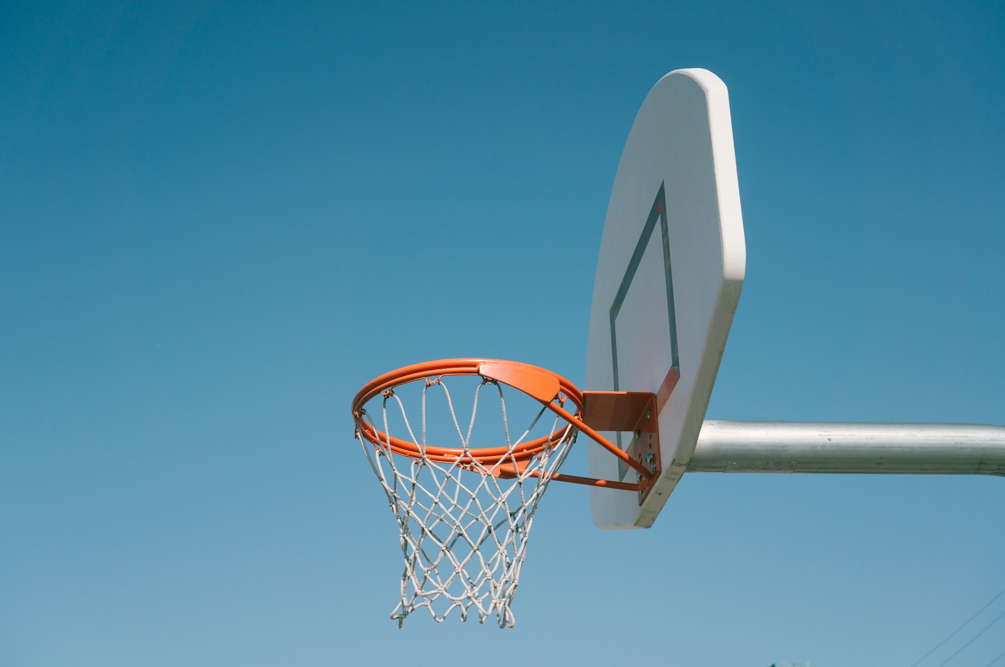 Körfez Basket haberi için temsili görsel: beyaz ve turuncu renkli bir basketbol potası