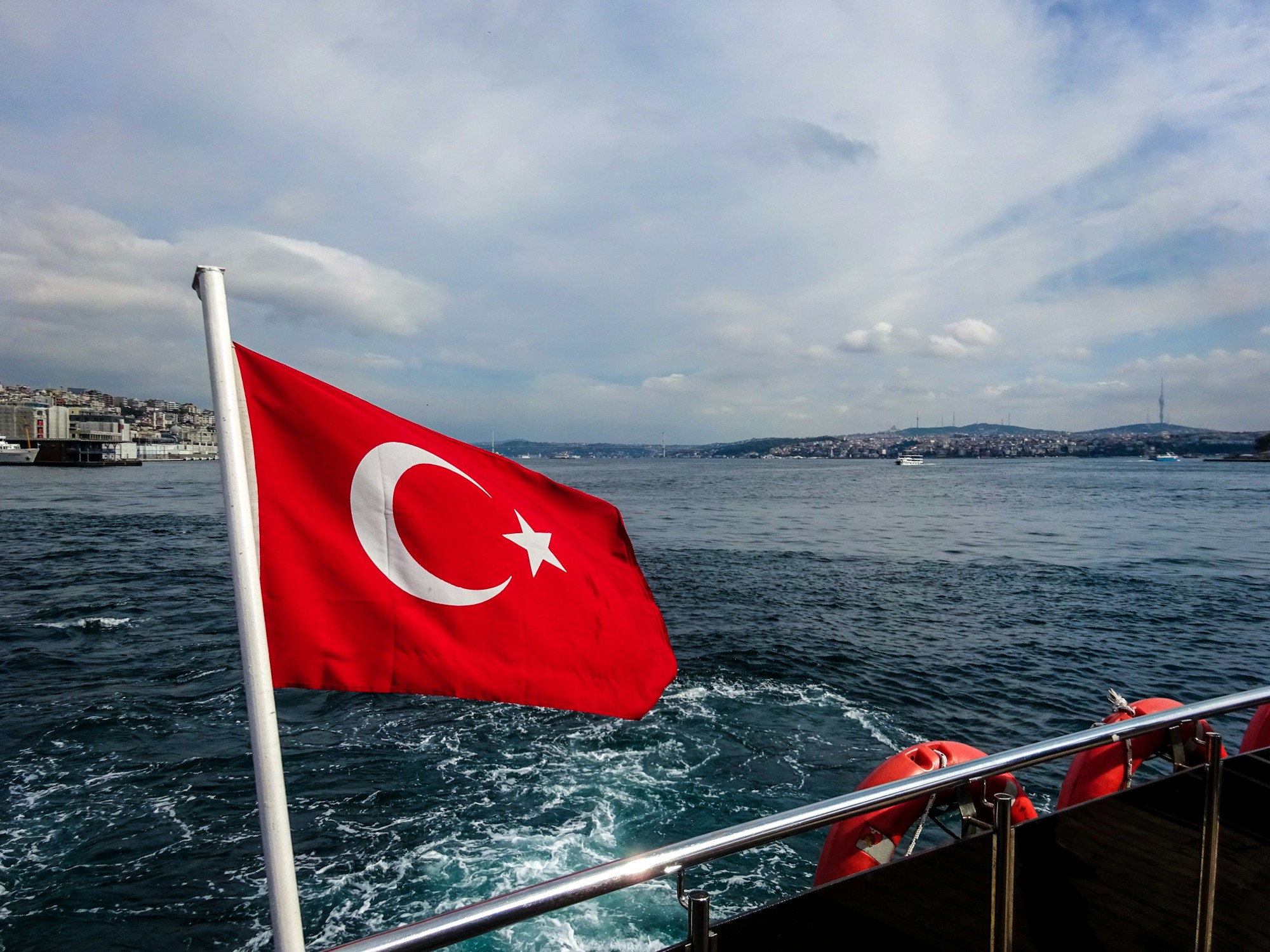Mansur Yavaş CHP’den istifa — Dalgalanan Türk bayrağı