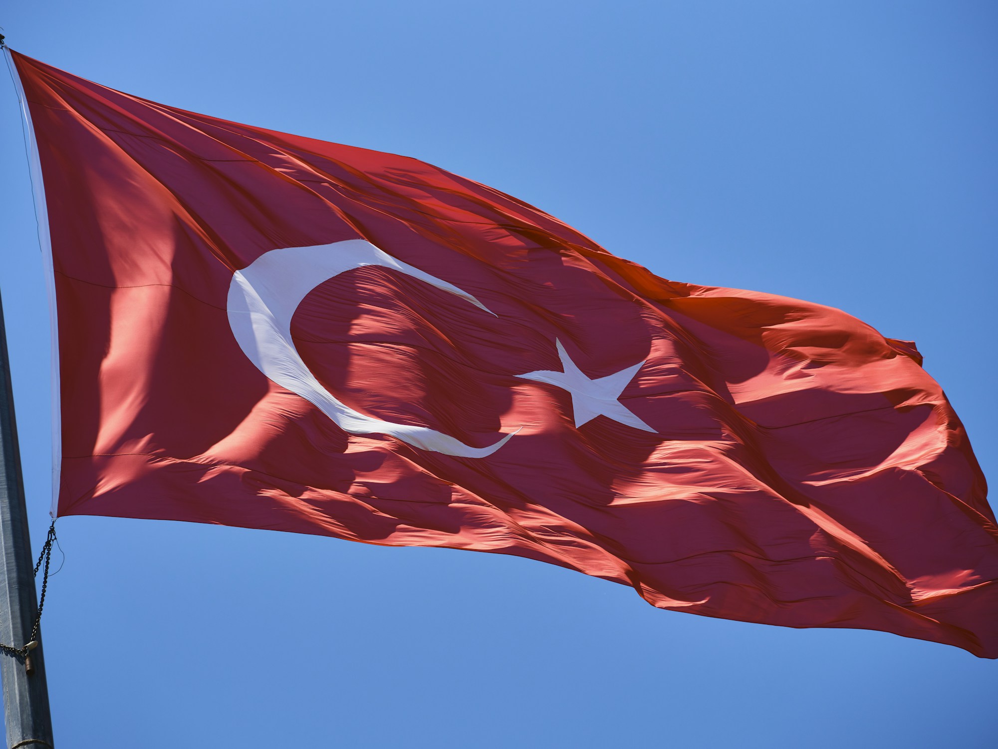 Gökyüzünde dalgalanan Türk bayrağı